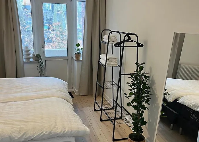 Hyggelig Taet Pa Centrum Og Letbanestop